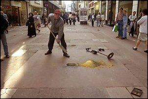 Click image for larger version

Name:	JulianBeeverdiggingforgold1.jpg
Views:	647
Size:	25.0 KB
ID:	1492