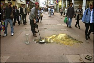 Click image for larger version

Name:	JulianBeeverdiggingforgold2.jpg
Views:	622
Size:	27.5 KB
ID:	1493