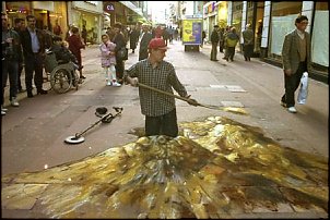 Click image for larger version

Name:	JulianBeeverdiggingforgold3.jpg
Views:	616
Size:	32.2 KB
ID:	1494