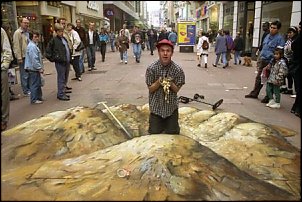 Click image for larger version

Name:	JulianBeeverdiggingforgold4.jpg
Views:	636
Size:	33.5 KB
ID:	1495